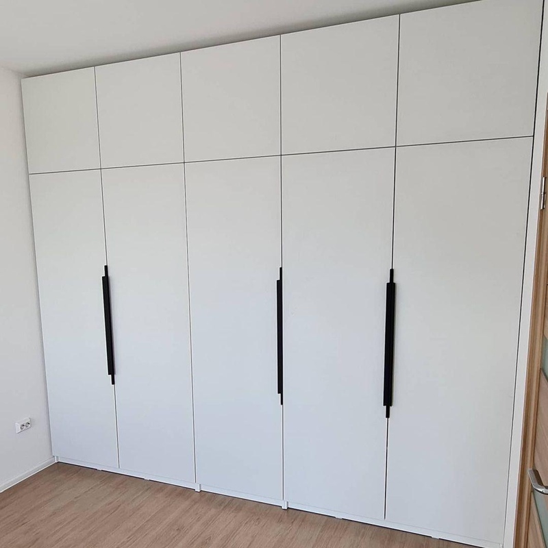 Встроенные распашные шкафы-Белый встроенный распашной шкаф «Модель 9»-фото2